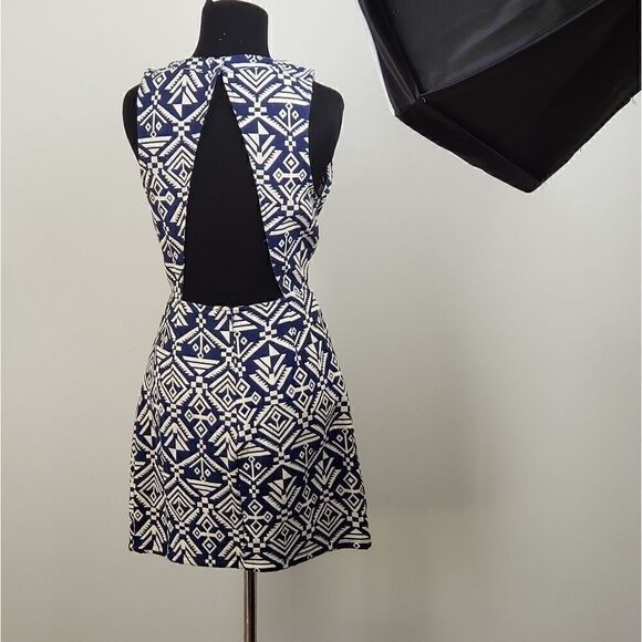 Luytero Dramatic Back Dress Medium NWT - Picture 6 of 6